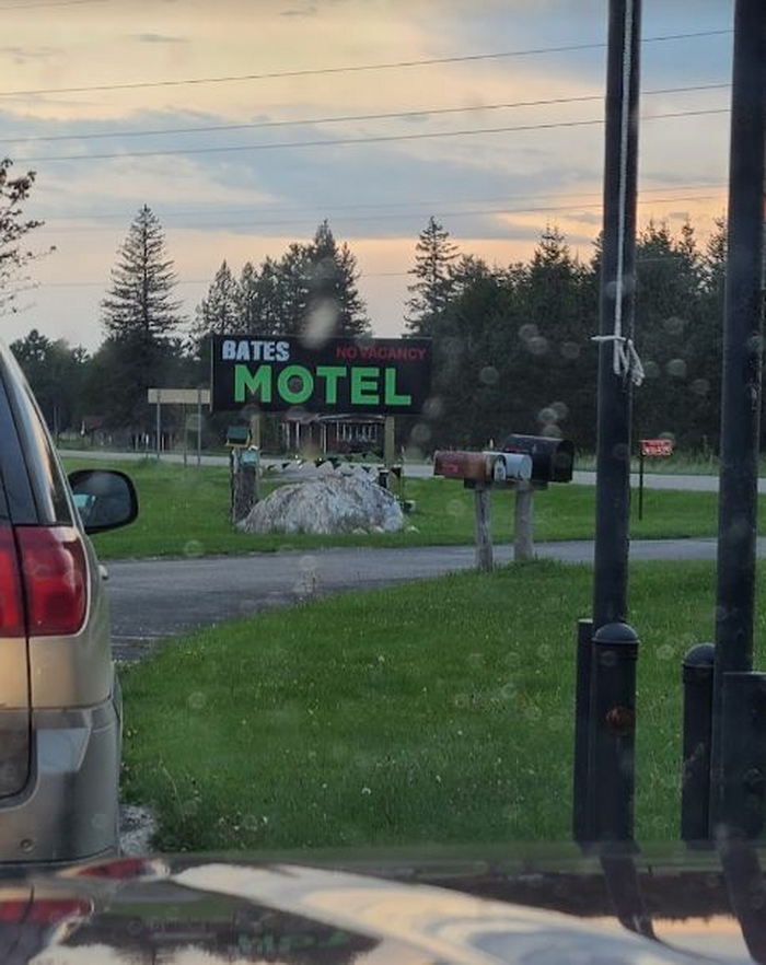 Bates Motel (Phils Bar Motel Cafe - Standard Super Service, Lone Wolf Saloon and Motel) - Web Listing (newer photo)